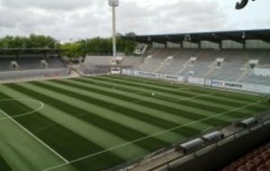 Des tribunes et une pelouse synthétique pour 2012