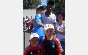 Nicolas NKoulou (Olympique de Marseille) avec Louis Salvat (U9) et Jules Salvat (U11) le 15/08/2012