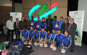 Hugo MACHETEAU et Lucas BORDEAU (en bas à droite) avec la sélection U15 de la Vienne en compagnie de Marcel DESSAILLY le 20/12/2013