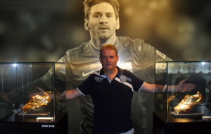 Francis Vallet (Dirigeant) avec les souliers d'Or de Léo Messi au Camp Nou (FC Barcelone) le 22/08/2013