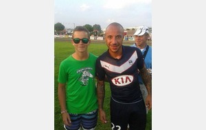 Julien Faubert (FCGB) avec Maxence Lemoine (U15) le 23/07/2014 lors du match Girondins - FC Nantes à Royan (1 - 1)