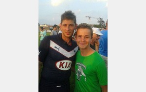 Le buteur du jour Emiliano Sala (FCGB) avec Maxence Lemoine (U15) le 23/07/2014 lors du match Girondins - FC Nantes à Royan (1 - 1)