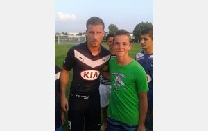 Grégory Sertic (FCGB) avec Maxence Lemoine (U15) le 23/07/2014 lors du match Girondins - FC Nantes à Royan (1 - 1)