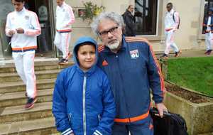 Joel BATS (Olympique Lyonnais) avec Louis PEIGNON (U11) le 03/01/2016 au Golf de Mignaloux avant la rencontre Limoges - Lyon au Stade de la Pépinière. 