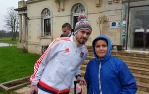 Christophe JALLET (Olympique Lyonnais) avec Louis PEIGNON (U11) le 03/01/2016 au Golf de Mignaloux avant la rencontre Limoges - Lyon au Stade de la Pépinière. 