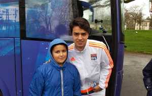 Clément GRENIER (Olympique Lyonnais) avec Louis PEIGNON (U11) le 03/01/2016 au Golf de Mignaloux avant la rencontre Limoges - Lyon au Stade de la Pépinière. 