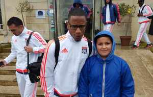 Claudio BEAUVUE et Jeremy MOREL (Olympique Lyonnais)  avec Louis PEIGNON (U11) le 03/01/2016 au Golf de Mignaloux avant la rencontre Limoges - Lyon au Stade de la Pépinière. 