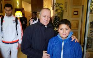 Bernard LACOMBE et Maxime GONALONS (Olympique Lyonnais)  avec Louis PEIGNON (U11) le 03/01/2016 au Golf de Mignaloux avant la rencontre Limoges - Lyon au Stade de la Pépinière. 