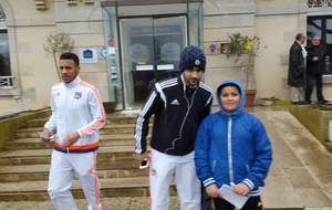 Rachid GHEZZAL et Corentin TOLISSO (Olympique Lyonnais)  avec Louis PEIGNON (U11) le 03/01/2016 au Golf de Mignaloux avant la rencontre Limoges - Lyon au Stade de la Pépinière. 