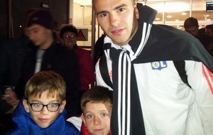 Anthony LOPES (Olympique Lyonnais) avec Estéban et Téva GUERIN (U9) le 02/01/2016 à l'aéroport de Biard avant la rencontre Limoges - Lyon au Stade de la Pépinière.