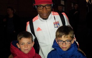 Claudio BEAUVUE (Olympique Lyonnais) avec Estéban et Téva GUERIN (U9) le 02/01/2016 à l'aéroport de Biard avant la rencontre Limoges - Lyon au Stade de la Pépinière. 