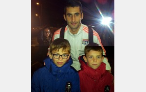 Maxime GONALONS (Olympique Lyonnais) avec Estéban et Téva GUERIN (U9) le 02/01/2016 à l'aéroport de Biard avant la rencontre Limoges - Lyon au Stade de la Pépinière.