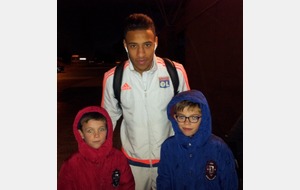 Corentin TOLISSO (Olympique Lyonnais) avec Estéban et Téva GUERIN (U9) le 02/01/2016 à l'aéroport de Biard avant la rencontre Limoges - Lyon au Stade de la Pépinière.