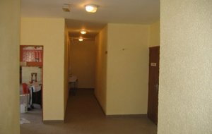 Le couloir principal des vestiaires