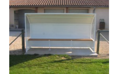De nouveaux bancs de touche sur le terrain honneur